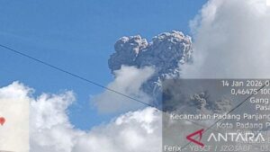 Gunung Marapi Erupsi Lagi, Kolom Abu Vulkanik Capai 1,6 Km di Sumbar