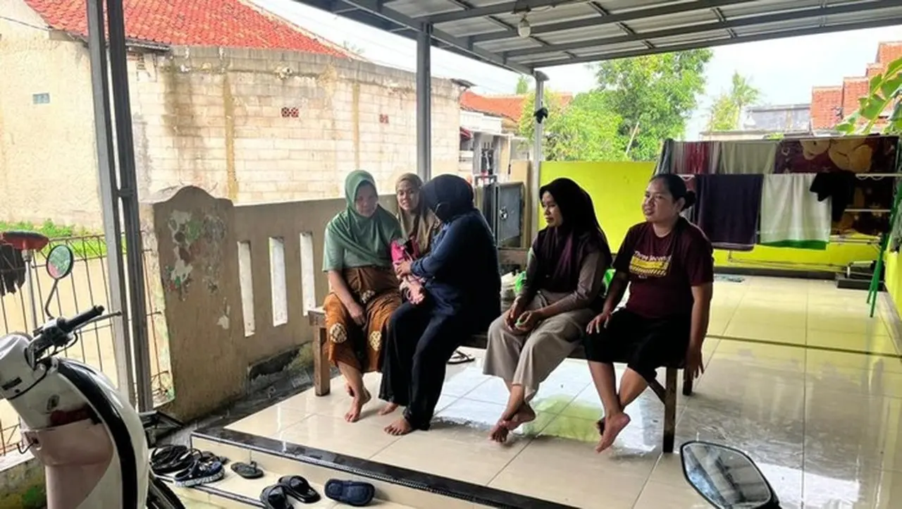 Polisi Memberikan Layanan Kesehatan Pascabanjir Di Benda, Kota Tangerang. (dok. Polres Metro Tangerang Kota)