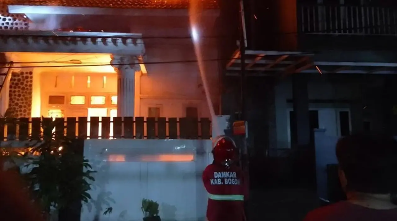 Rumah Dua Lantai Terbakar Di Jalan Nusa Indah, Kecamatan Gunungputri, Kabupaten Bogor. Kebakaran Diduga Akibat Korsleting Listrik. (dok Istimewa)