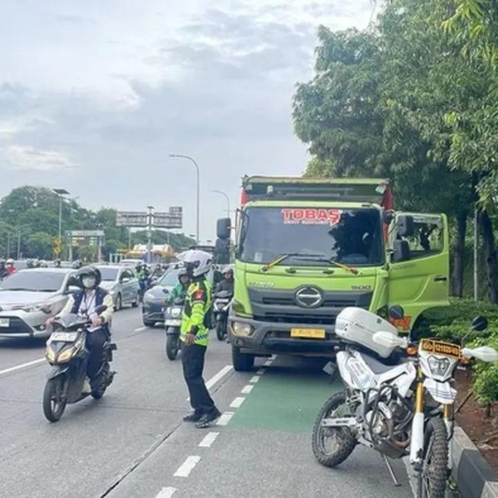 Truk Gangguan di Gatot Subroto Sebabkan Kepadatan Lalu Lintas Menuju Kuningan