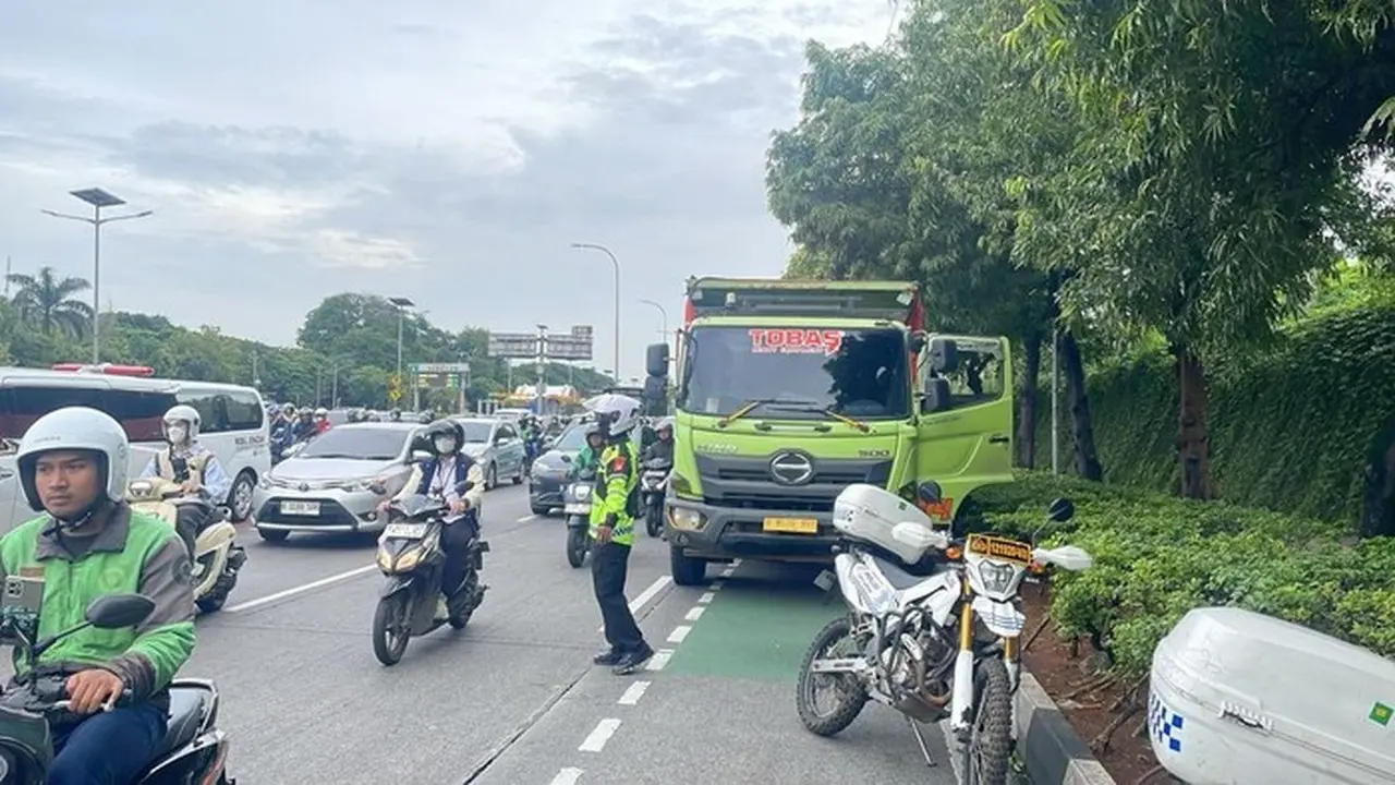 Truk Gangguan Di Jl Gatot Subroto Jakarta Selatan Tepatnya Di Sekitar Exit Tol Semanggi Pagi Ini (foto: Dok. Istimewa Twitter Tmc Polda Metro Jaya)