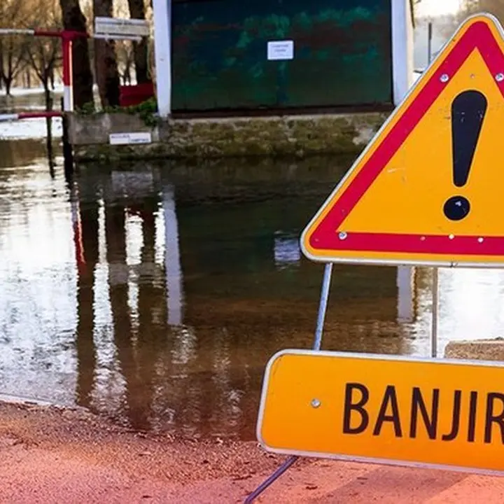 Banjir Rob 10 Cm Genangi Jalan Depan Jakarta International Stadium (JIS)