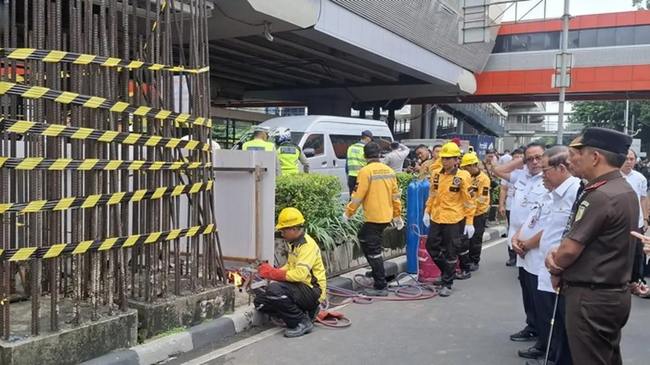 Gubernur Dki Jakarta Pramono Anung Meninjau Sekaligus Menyaksikan Pemotongan Tiang Monorel Yang Sudah Lama Mangkrak Di Jalan Hr Rasuna Said, Jakarta Selatan. (foto: Brigitta Belia/detikcom)
