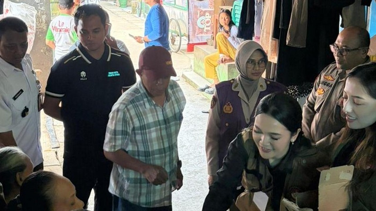 Tim Trauma Healing Polda Metro dan Mahasiswa UI Pulihkan Psikologis Korban Banjir Cilincing