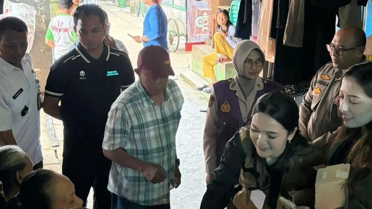 Tim Trauma Healing Polda Metro Dan Mahasiswa Memulihkan Psikologis Korban Pascabanjir Di Cilincing, Jakut. (dok. Istimewa)