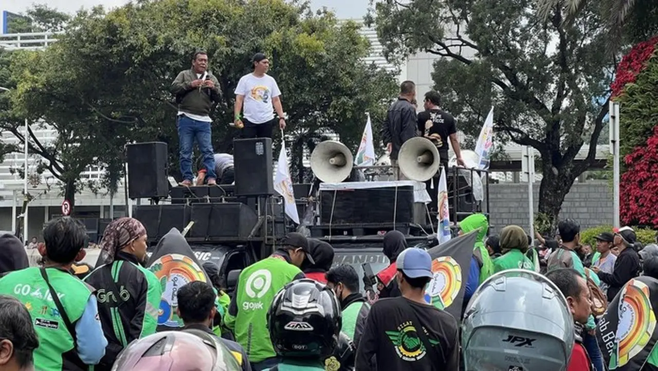 Massa Ojol Demo Di Depan Kedubes As (adhfar Aulia Syuhada/detikcom)