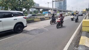 Lubang di Turunan Flyover Pancoran Ditambal Aspal, Pengendara Kini Bisa Melintas Normal
