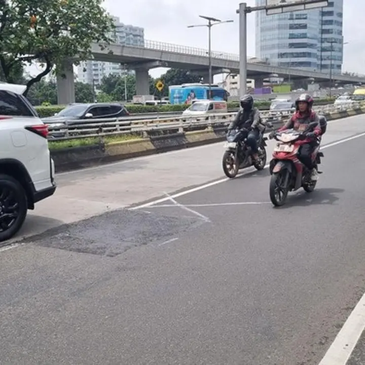 Lubang di Turunan Flyover Pancoran Ditambal Aspal, Pengendara Kini Bisa Melintas Normal