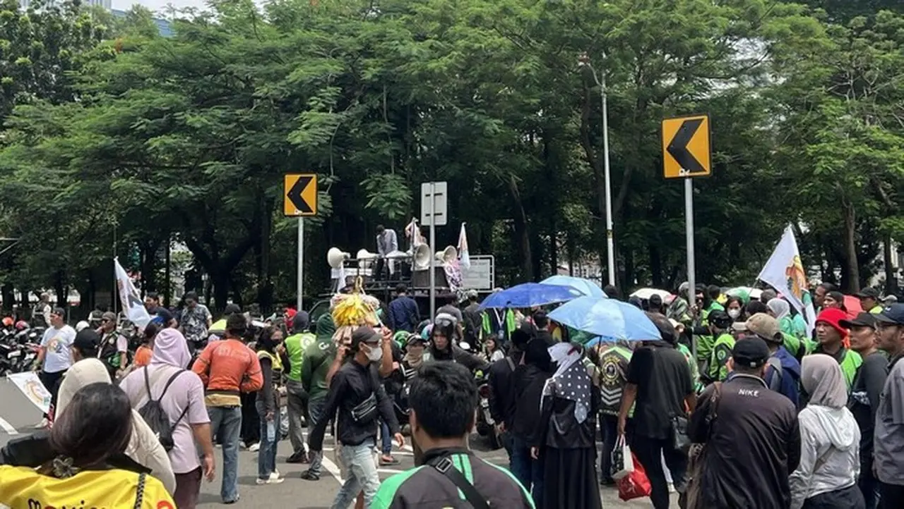 Massa Ojol Demo Di Depan Gedung Kedubes As (adfhar/detikcom)