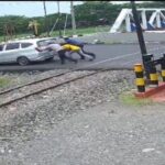 Kabid Humas Polda Jateng Gerak Cepat Dorong Mobil Mogok di Rel KA Semarang