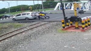 Kabid Humas Polda Jateng Gerak Cepat Dorong Mobil Mogok di Rel KA Semarang