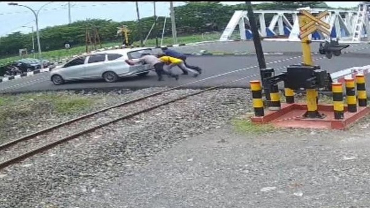 Kabid Humas Polda Jateng Gerak Cepat Dorong Mobil Mogok di Rel KA Semarang Kabid Humas Polda Jateng Gerak Cepat Dorong Mobil Mogok di Rel KA Semarang