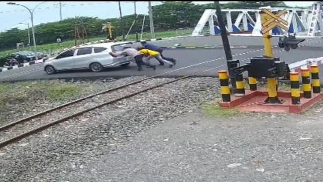Kabid Humas Polda Jateng, Kombes Artanto, Saat Mendorong Satu Unit Mobil Mogok Di Tengah Rel Ka Sehingga Selamat Dari Kecelakaan Di Jalan Madukoro Raya, Kota Semarang. (dok Istimewa)