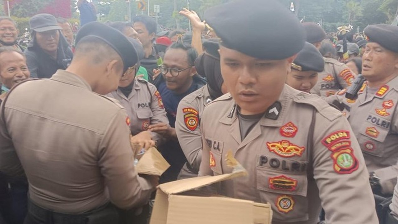 Aksi Ojol di Kedubes AS: Polisi Bagikan Roti dan Air Mineral, Tuntut Bebaskan Maduro