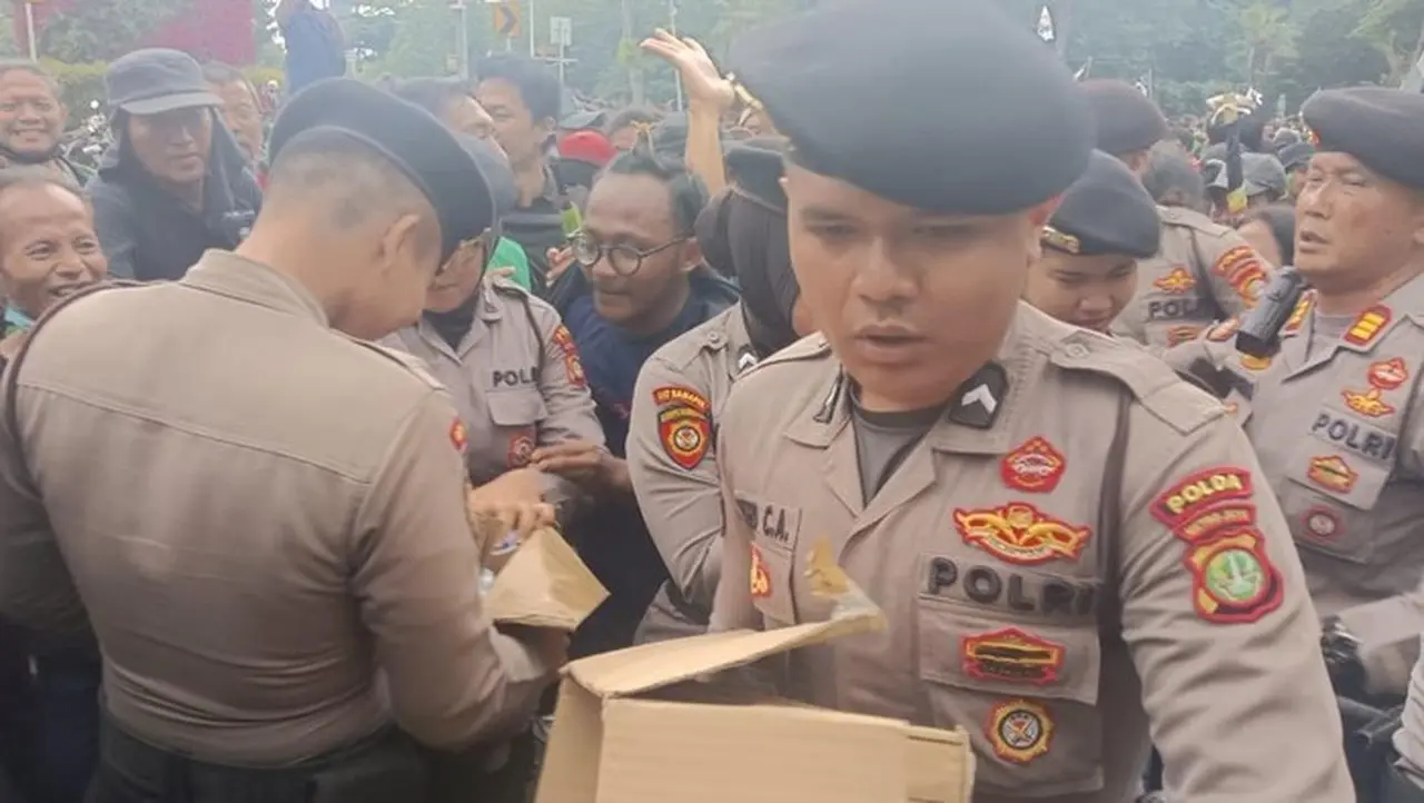 Polisi Bagikan Air Mineral Dan Roti Ke Massa Ojol Di Kedubes As (foto: Dok. Istimewa)