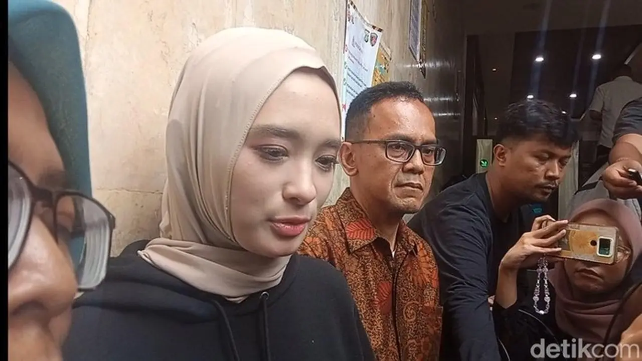 Inara Rusli Saat Mencabut Laporan Terkait Dugaan Penipuan Yang Ditujukan Kepada Insanul Fahmi. Foto: Ahsan/detikhot