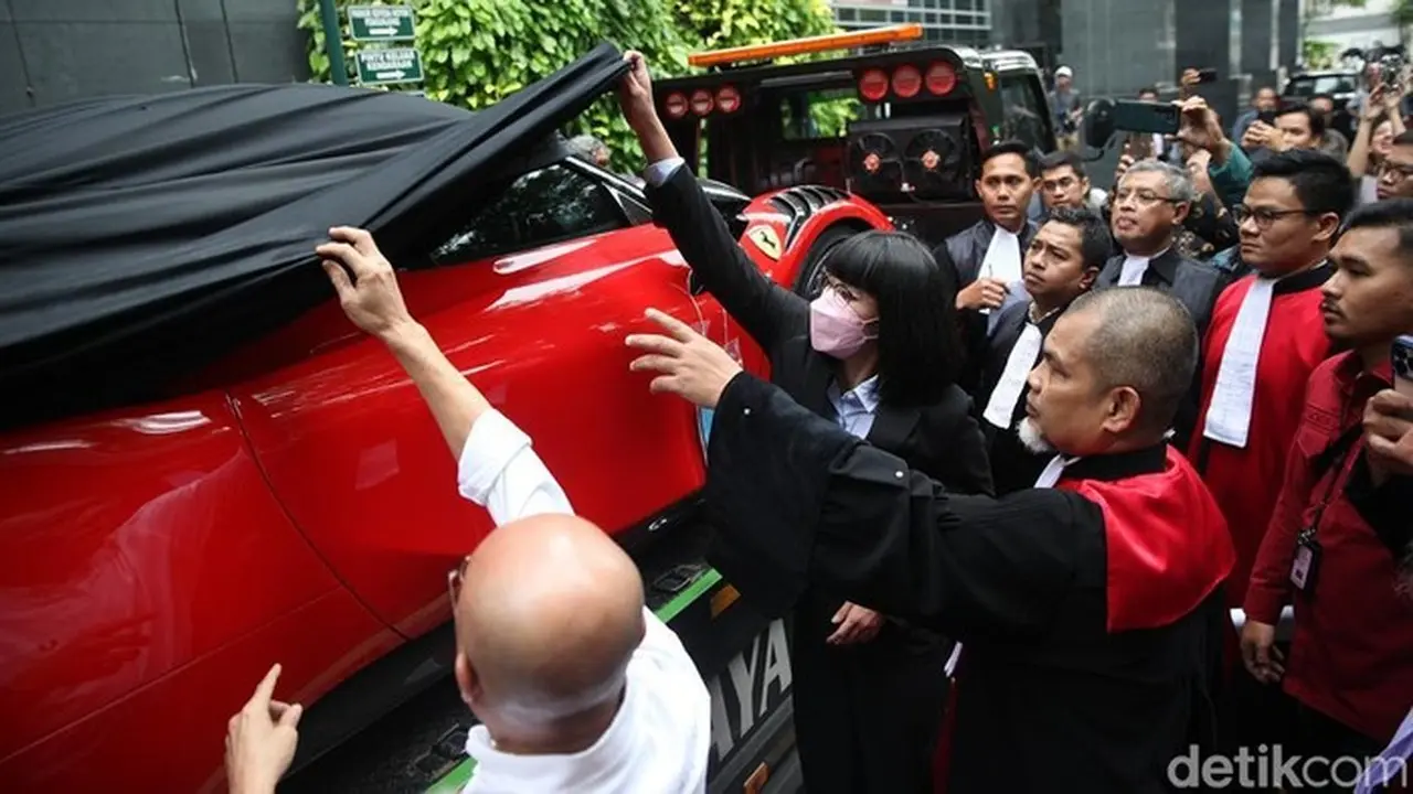 Hakim Di Pengadilan Tipikor Jakarta Cek Barang Bukti Ferarri Hingga Harley Davidson. (ari Saputra/detikfoto)
