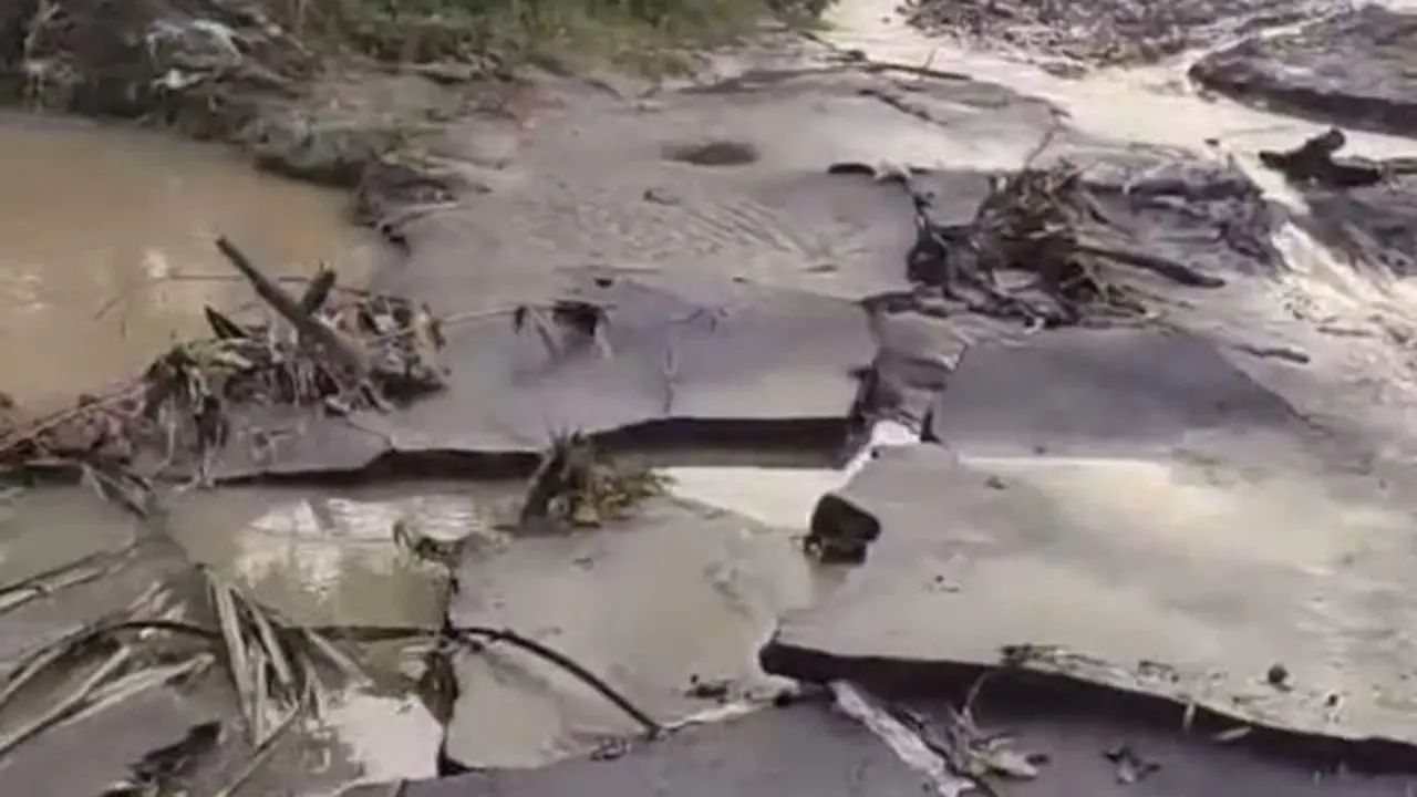 Aspal Jalan Pariwisata Selong Belanak Kuta Mengelupas Dan Berlumpur Akibat Banjir. (dok. Istimewa)