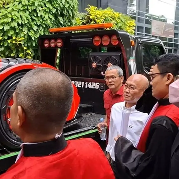 Majelis Hakim Sidang Minyak Goreng Cek Langsung Ferrari dan Harley Davidson Milik Terdakwa