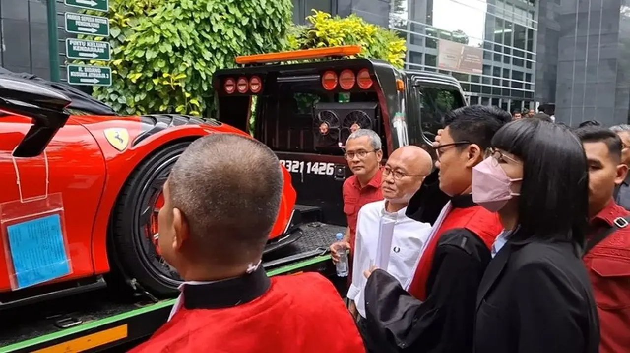 Momen Majelis Hakim Mengecek Ferrari Hingga Harley Davidson Di Sidang Migor. (mulia Budi/detikcom)