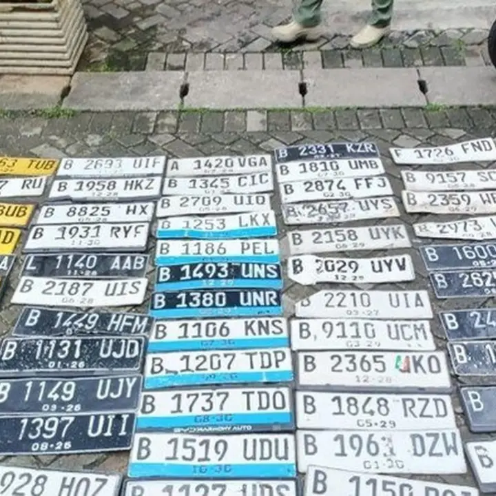 Satpol PP Sita 50 Pelat Nomor Kendaraan dari Tukang Tambal Ban di Kelapa Gading