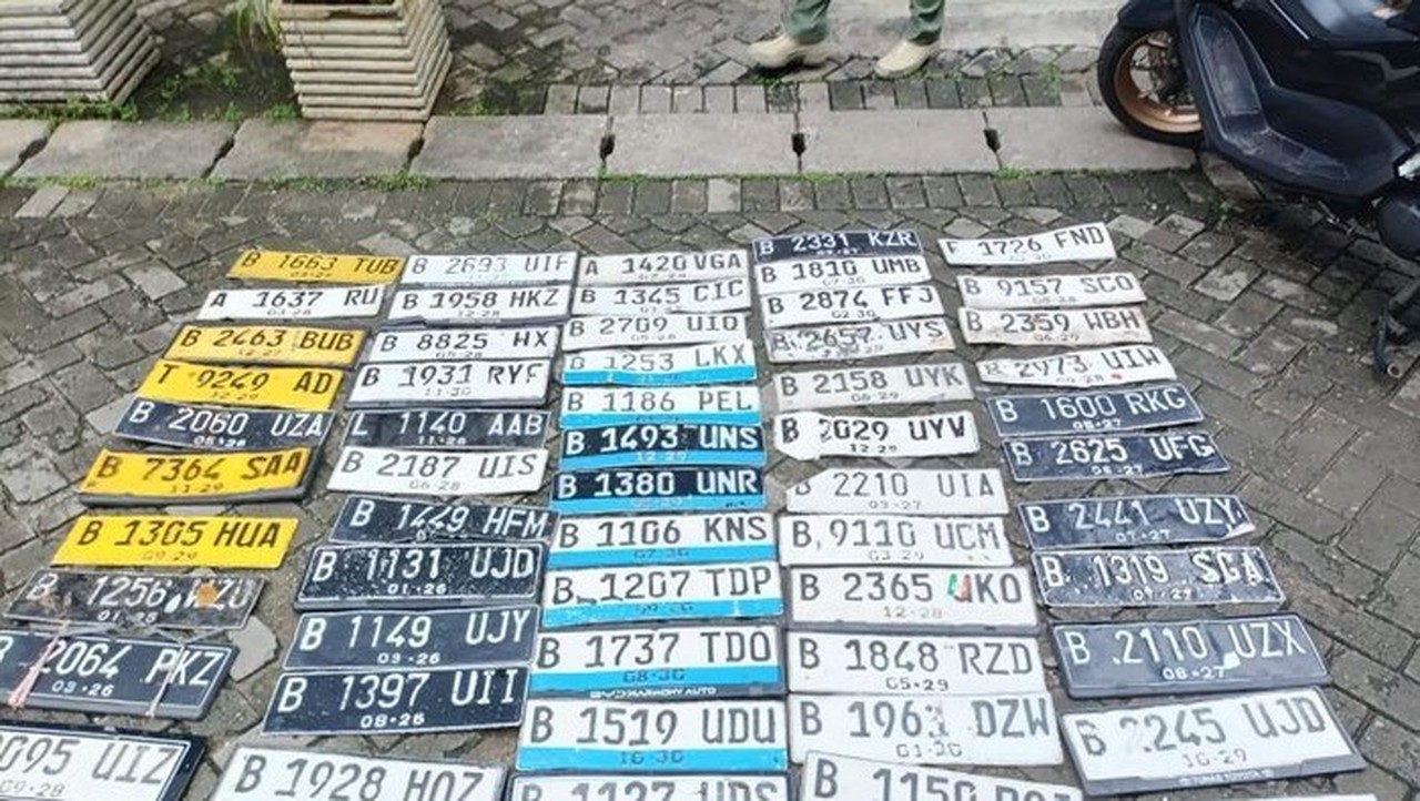 Satpol PP Sita 50 Pelat Nomor Kendaraan dari Tukang Tambal Ban di Kelapa Gading Satpol PP Sita 50 Pelat Nomor Kendaraan dari Tukang Tambal Ban di Kelapa Gading