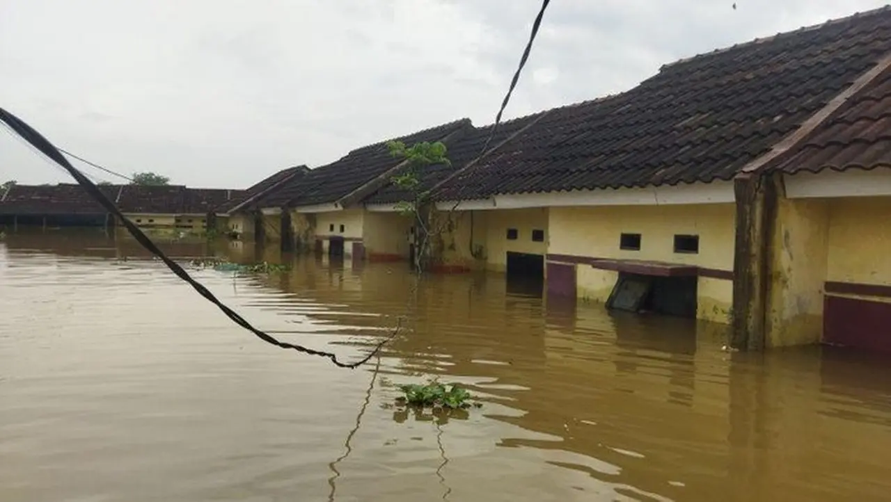 Sejumlah Hunian Di Perumahan Taman Cikande Terendam Banjir Dengan Ketinggian 2 Meter Akibat Luapan Sungai Cidurian Sejak Minggu (11/1). (antara/azmi Samsul M)