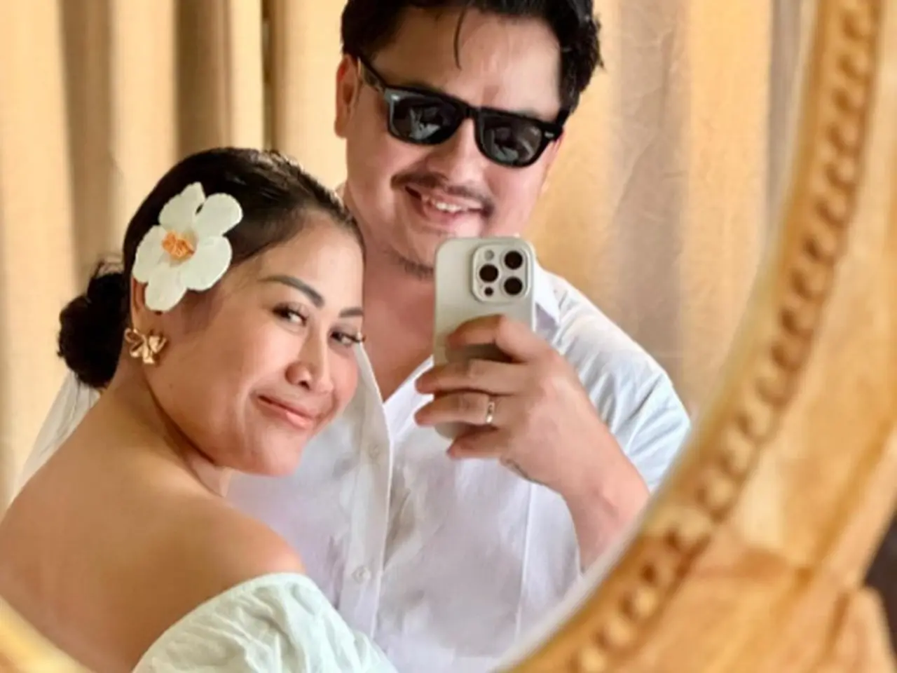 Boiyen Dan Suaminya Dalam Media Sosial Miliknya. Foto: Instagram/boiyenpesek & Instagram/rullyanggiakbar