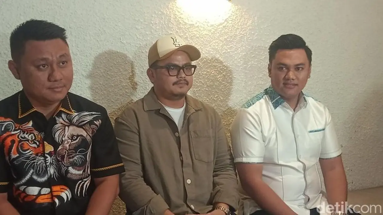 Suami Boiyen (tengah) Dan Kuasa Hukum Saat Ditemui Di Kawasan Jakarta. Foto: Ahsan/detikhot