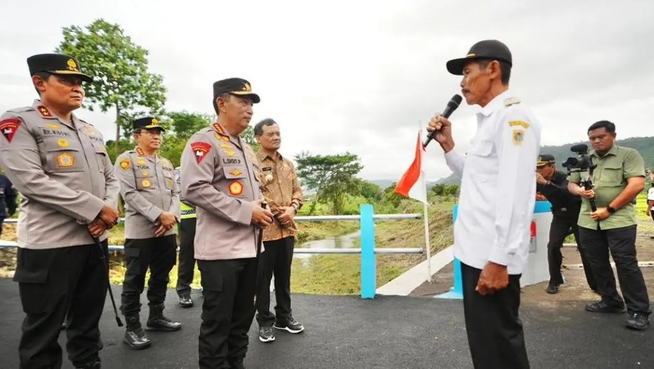 Kapolri Jenderal Listyo Sigit Prabowo Dan Kepala Desa Cucukan, Heru Pramana (foto: Dok. Istimewa)