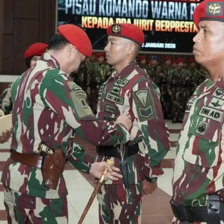 Panglima Kopassus Beri Penghargaan Sangkur Perak ke 8 Prajurit Berdedikasi Tinggi