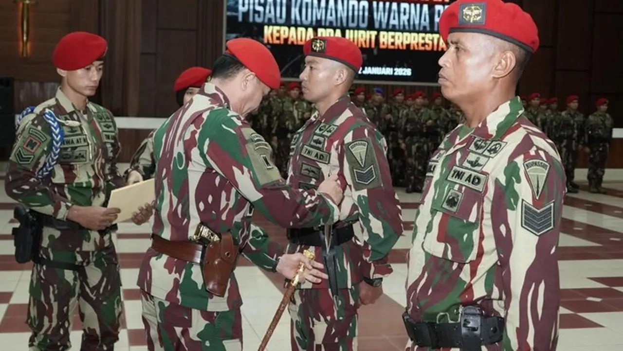 Panglima Kopassus Menganugerahkan Sangkur Perak Kepada 8 Prajurit Berprestasi. (foto: Dok. Istimewa)