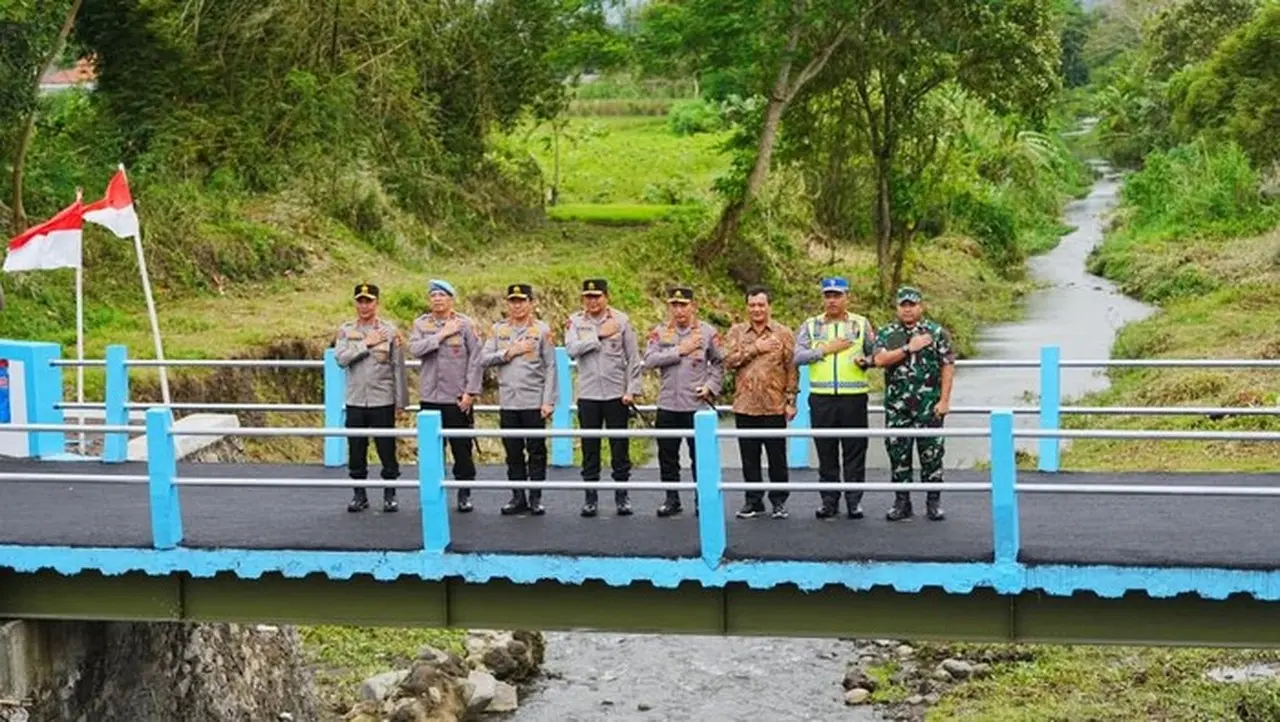 Kapolri Jenderal Listyo Sigit Prabowo Meresmikan 19 Jembatan Merah Putih Presisi Yang Tersebar Di Wilayah Hukum Polda Jawa Tengah. (foto: Dok. Istimewa)