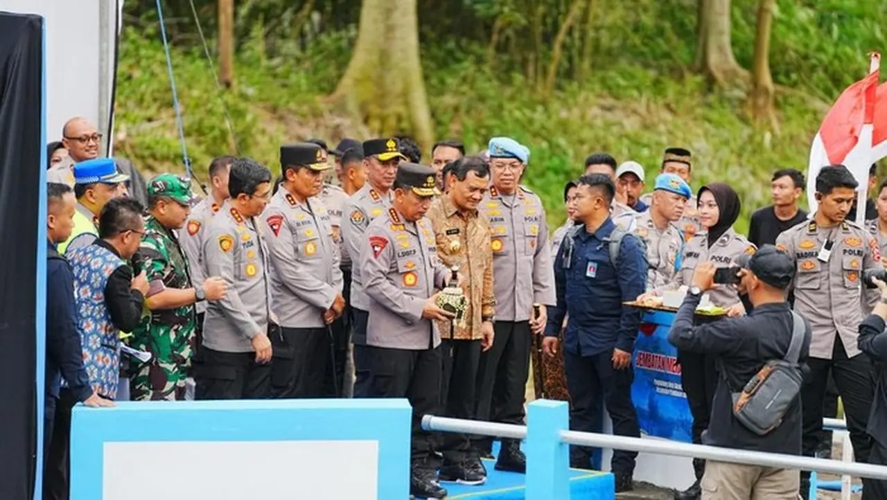 Kapolri Jenderal Listyo Sigit Prabowo Meresmikan 19 Jembatan Merah Putih Presisi Yang Tersebar Di Wilayah Hukum Polda Jawa Tengah. (dok. Istimewa)