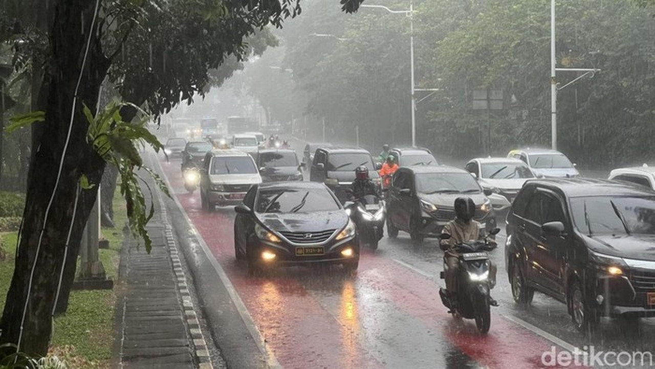 Demo Ojol di Kedubes AS Berakhir, Jalan Medan Merdeka Selatan Kembali Dibuka