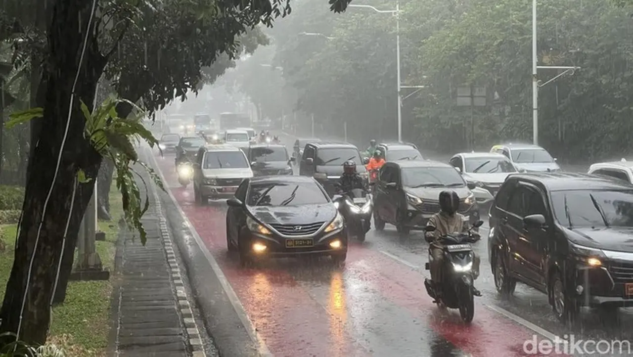 Jalan Medan Merdeka Selatan Jakpus Sudah Dibuka Seusai Demo Massa Ojol. (adhfar/detikcom)