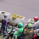 Pesepeda Wanita Adang Motor di Jalur Sepeda Sudirman, Satpol PP Turun Tangan
