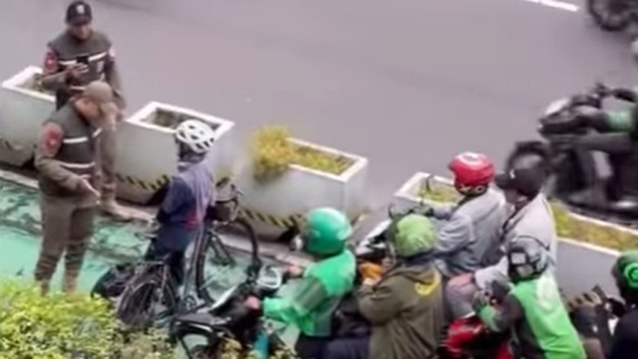 Pesepeda Wanita Adang Motor di Jalur Sepeda Sudirman, Satpol PP Turun Tangan