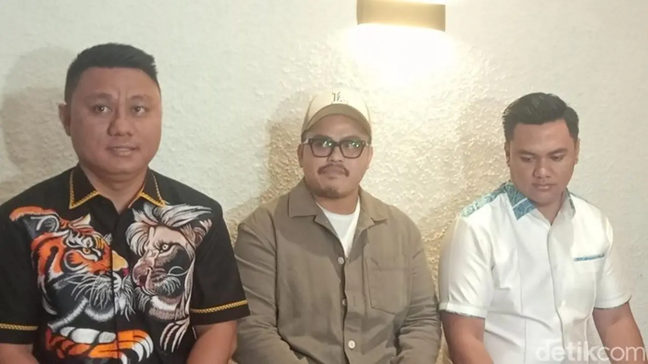 Suami Boiyen (tengah) Dan Pengacaranya Saat Ditemui Di Kawasan Jakarta. Foto: Ahsan/detikhot