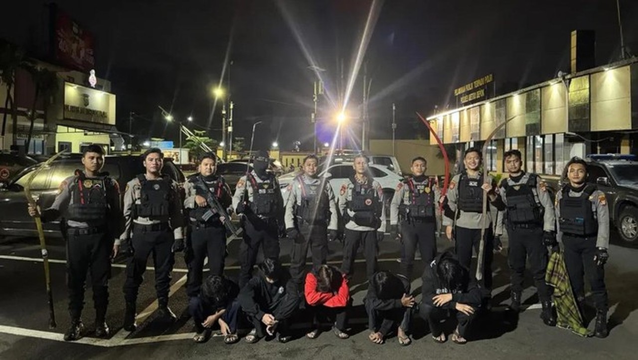 Lima Remaja Diamankan Polisi Depok Diduga Hendak Tawuran, Bawa Celurit dan Stik Golf