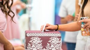 Emak-emak Bekasi Ketahuan Curi Amplop Pernikahan Saat Menyamar Jadi Tamu Undangan