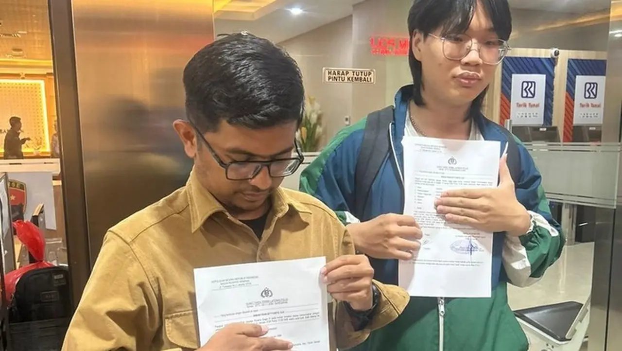 Climate And Energy Manager Greenpeace, Iqbal Damanik, Menerima Teror Bangkai Ayam Tanpa Kepala Berisi Ancaman. (kadek Melda Luxiana/detikcom)