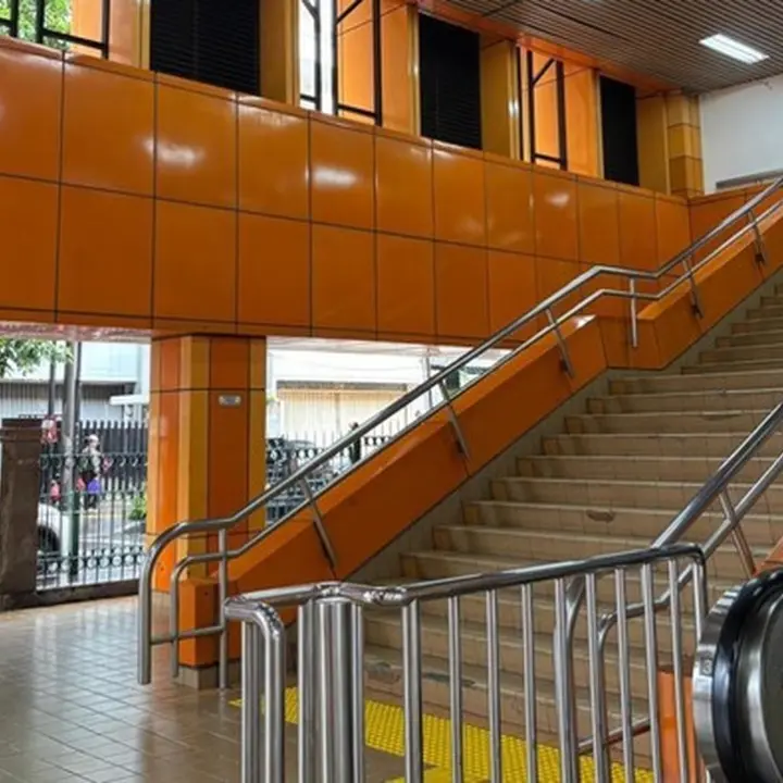 Stasiun Cikini-Jayakarta Berhias Warna-warni Ceria, Tingkatkan Mood Penumpang KRL