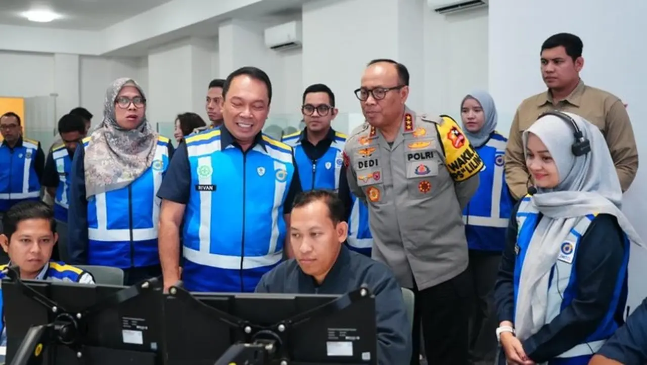 Wakapolri Komjen Dedi Prasetyo Memonitor Arus Balik Nataru Di Command Center Jasa Maga, Jatiasih, Bekasi. (dok. Istimewa)