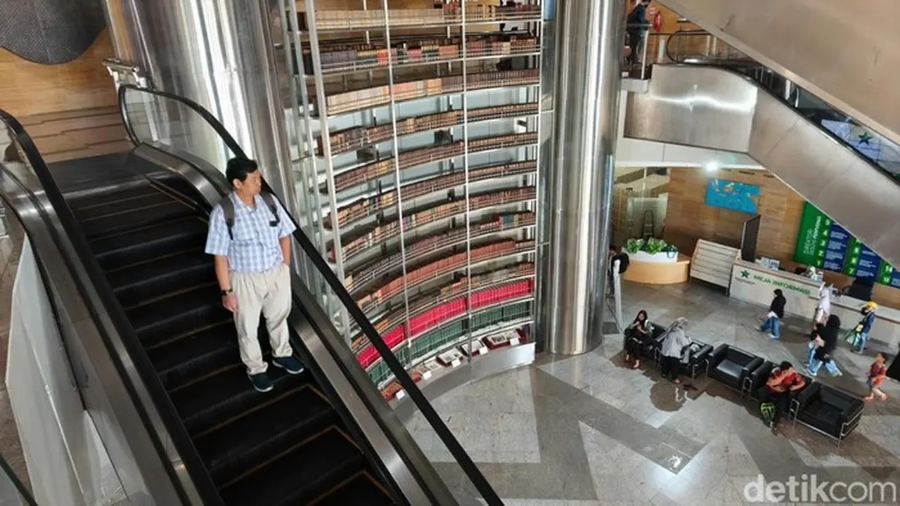 Sejumlah Warga Membaca Buku Di Perpustakaan Nasional, Jakarta Pusat, Kamis (22/5/2025). (pradita Utama/detikcom)