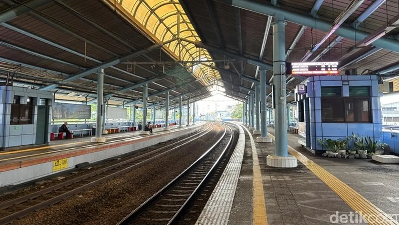 Peron Jadi Spot Foto Favorit Penumpang Sambil Menunggu Kereta. (foto: Rachma Indira/detik)