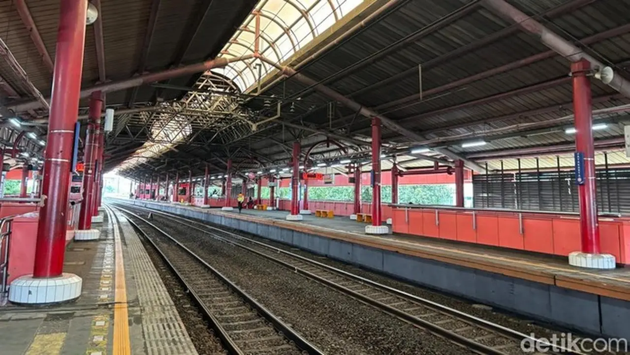 Foto Stasiun Jayakarta Berwarna Merah: (rachma/detikcom)