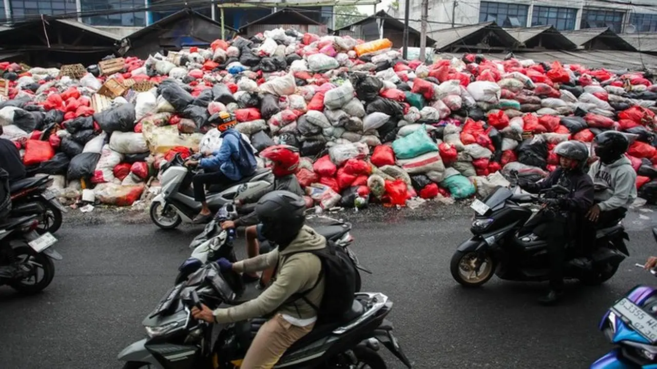 Tumpukan Sampah Di Tangsel. (gilang Faturahman/detikfoto)