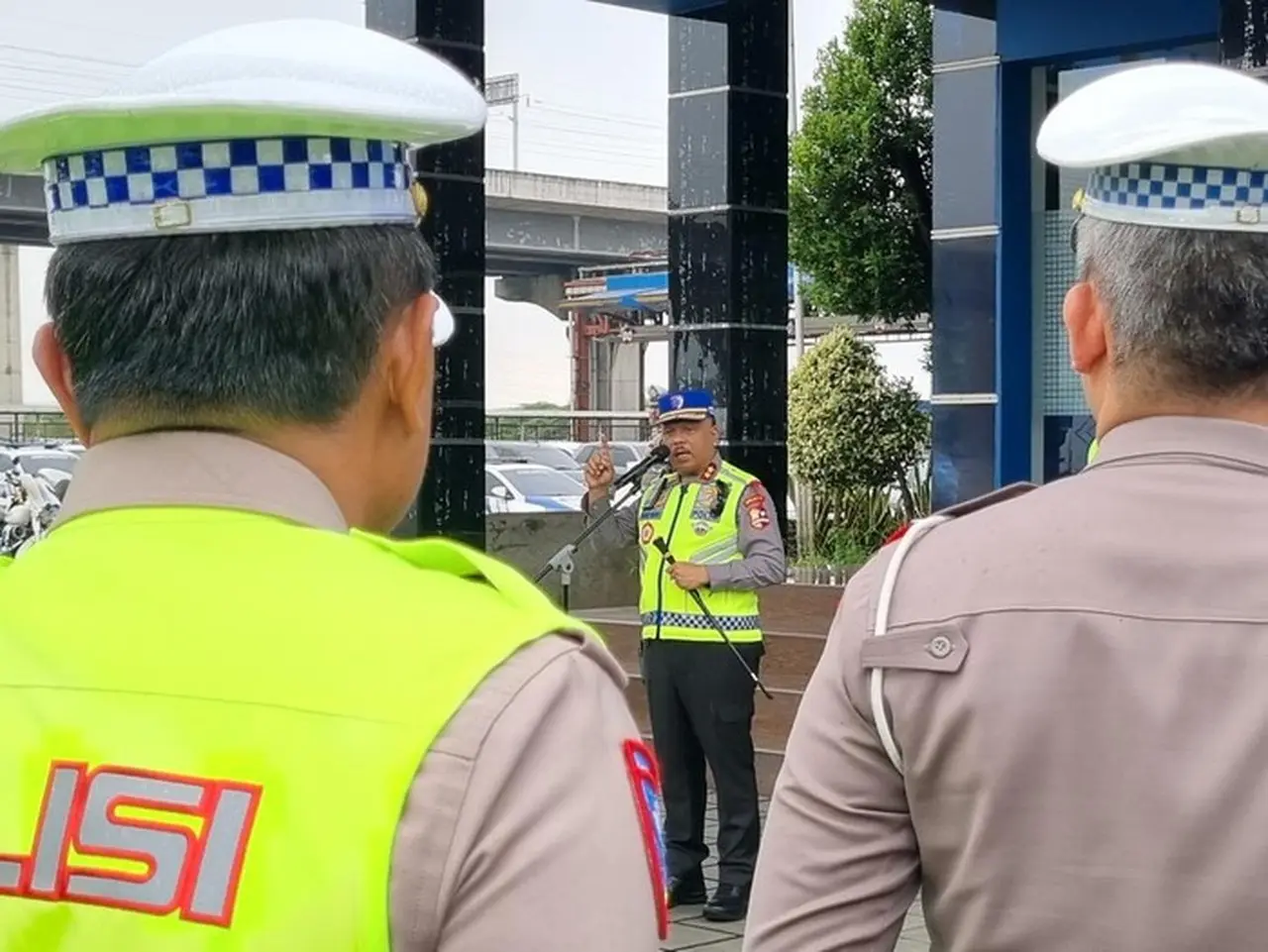 Kakorlantas Polri Irjen Agus Suryonugroho Memimpin Apel Kegiatan Rutin Yang Ditingkatkan (kryd) Di Command Center Km 29, Cikarang Utara, Bekasi, Jawa Barat. (taufiq Syarifudin/detikcom)