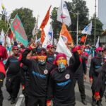 Buruh Geruduk DPR dan Kemnaker, Tuntut Revisi UMP DKI Jakarta dan Jabar